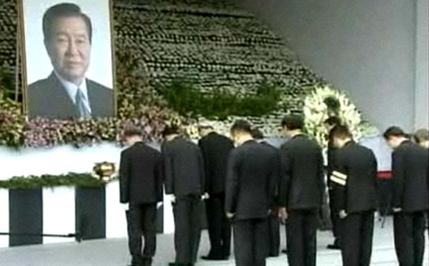 North Korean officials give their respects during the ex-South Korean President Kim Dae-jung's funeral - BBC