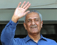 Abdul Qadeer Khan saluda hoy después de que la corte ordenó su liberación (Aamir Qureshi/Getty Images)